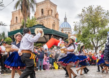 Cuenca, Ekvador - 10 Şubat 2024: Cuenca 'nın tarihi merkezinde Katedral önünde karnaval geçidi. Geleneksel olarak, geçit töreni katılımcıları ve seyirciler köpük püskürtür.
