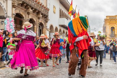 Cuenca, Ekvador - 10 Şubat 2024 Cuenca 'nın tarihi merkezinde karnaval geçidi. Bir grup halk dansçısı geleneksel olarak birbirlerine ve seyircilere köpük atarak eğlenirler.