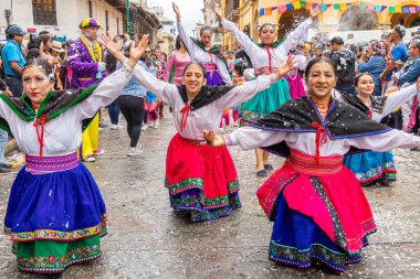 Cuenca, Ekvador - 10 Şubat 2024 Cuenca 'nın tarihi merkezinde karnaval geçidi. Azuay bölgesinden bir grup halk dansçısı. Geleneksel olarak, geçit töreni katılımcıları ve seyirciler köpük püskürtür.