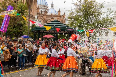 Cuenca, Ekvador - 10 Şubat 2024: Cuenca 'nın tarihi merkezinde katedralin önündeki karnaval alayı. Bir grup Azuay halk dansçısı. Katılımcılar ve izleyiciler köpük püskürtüyor