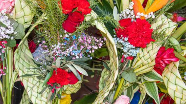 Kutsal hafta. Geleneksel Katolik, Palm Sunday 'i kutluyor. Cuenca 'da çiçek pazarında satılan dekoratif Palm Sunday buketleri. Palm Sunday arka planı.