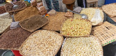 Markette satılan Fanesca yemeklerini hazırlamak için kullanılan malzemelerin üst görünümü. Çeşitli tahıllar, baklagiller, sebzeler. Geleneksel Ekvador yemekleri Kutsal Hafta ve Paskalya boyunca yenir