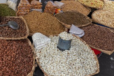 Markette satılan Fanesca yemeklerini hazırlamak için kullanılan malzemelerin üst görünümü. Çeşitli tahıllar, baklagiller, sebzeler. Geleneksel Ekvador yemekleri Kutsal Hafta ve Paskalya boyunca yenir
