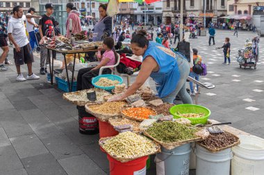 Cuenca, Ekvador - 29 Mart 2024: Kimliği belirlenemeyen kadın markette yemek pişirmek için kullanılan malzemeleri satıyor. Çeşitli tahıllar, baklagiller, sebzeler. Kutsal hafta ve Paskalya 'da yenen Ekvador yemekleri