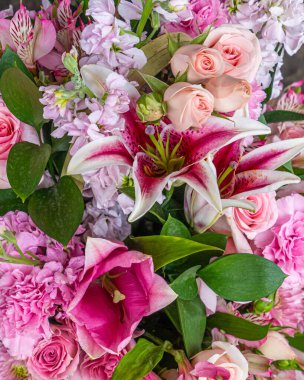 Üst manzara buketi pembe renk. Gül, leylak, alstromerya ve karanfil. Arkaplan