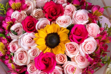 Renkli bir buket, sarı ve pembe tonlarda. Arkaplan