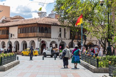 Cuenca, Ekvador - 26 Ekim 2024 Cuenca tarihi merkezi ve Abdon Calderon Parkı. Parkta dolaşan kimliği belirsiz insanlar..