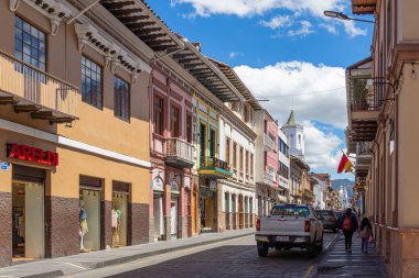 Cuenca, Ekvador - 17 Temmuz 2024: Simon Bolivar Sokağı ve San Sebastian Kilisesi 'nin sonu. UNESCO 'nun Dünya Mirası Bölgesi Cuenca' nın tarihi merkezinde şehir yaşamı.