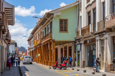 Cuenca, Ekvador - 26 Eylül 2024: UNESCO miras bölgesi Cuenca 'da şehir yaşamı. General Torres Caddesi ve San Francisco Plaza 'daki tarihi binalar