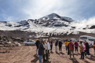 Chimborazo, Ekvador - 20 Nisan 2025: Güneşli bir günde Chimborazo Volkanı. Carrel Sığınağı 'ndaki bir grup yürüyüşçü, deniz seviyesinden 4,845 metre yükseklikte Whymper Refuge' a gitmeden önce talimat alır.