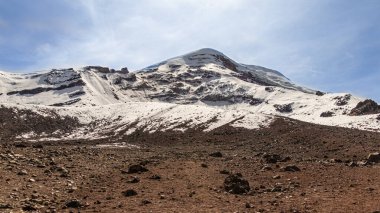 Güneşli bir günde Chimborazo. Deniz seviyesinden 6263 metre yükseklikte Ekvador 'daki en yüksek volkan ve dağdır. Carrel Sığınağı 'nın manzarası. Ekvador