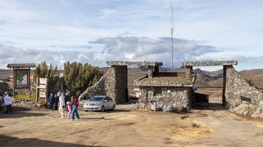 Chimborazo, Ekvador - 20 Nisan 2025: Chimborazo Vahşi Yaşam Üretim Rezervi 'nin' El Arenal 'Turizm Merkezi' ne giriş ve Chimborazo Volkan Sığınakları 'na giden yolun ilk noktası
