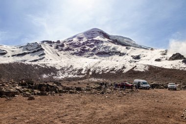 Chimborazo, Ekvador - 20 Nisan 2025: Güneşli bir günde Chimborazo. Deniz seviyesinden 6263 metre yükseklikte Ekvador 'daki en yüksek volkan ve dağdır. Carrel Refuge ve otoparkından görüntü