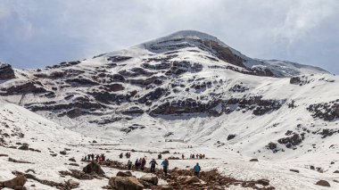 Chimborazo, Ekvador - 20 Nisan 2025: Karlı güneşli Chimborazo volkanı, Chimborazo Vahşi Yaşam Sığınağı, And Dağları. Bir grup turist Whymper Refuge 'a tırmanıyor