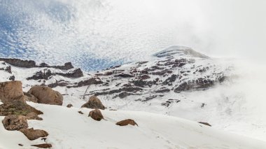 Kar örtülü ve güneşli Chimborazo, Whymper Sığınağı 'ndan 6263 metre yükseklikte Ekvador' daki en yüksek volkan ve dağdır. Ekvador