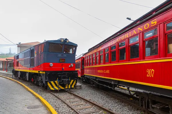 Alausi, Ekvador - 20 Nisan 2025: Eskiden Nariz del Diablo ya da Şeytan Burnu 'na giden And Dağları Turist Demiryolu. Lokomotif ve arabalar Alausi 'deki tren istasyonunda park halinde.