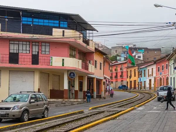 Alausi, Ekvador - 20 Nisan 2025: Andean Highlands Tourist Railway to Nariz del Diablo ya da Şeytan Burnu. Chimborazo 'nun Alausi kentindeki renkli binalardan geçen tren rayları