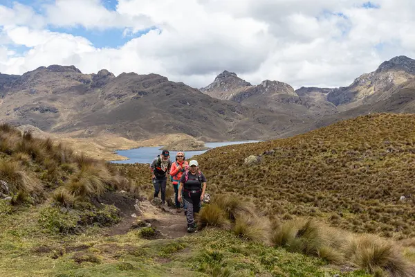 Cajas, Ekvador - 11 Ağustos 2024: Ekvador And Dağları 'ndaki El Cajas Ulusal Parkı' nda bir grup turist. Luspa gölü deniz seviyesinden 3780 metre yükseklikte. Azuay Eyaleti, Cuenca yakınlarında. Ekvador