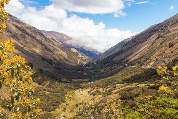 Ekvador And Dağları 'ndaki El Cajas Ulusal Parkı. Dağlık arazi. Deniz seviyesinden 3,760 metre yükseklikteki Luspa Nehri Vadisi ve And Dağları 'ndan geçen yol. Cuenca yakınlarındaki Azuay Vilayeti