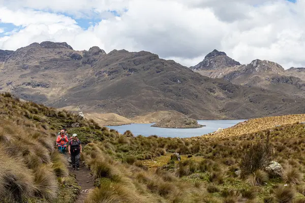 Cajas, Ekvador - 11 Ağustos 2024: Ekvador And Dağları 'ndaki El Cajas Ulusal Parkı' nda bir grup turist. Luspa gölü deniz seviyesinden 3780 metre yükseklikte. Azuay Eyaleti, Cuenca yakınlarında. Ekvador