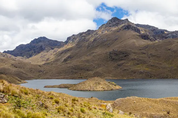 Ekvador And Dağları 'ndaki El Cajas Ulusal Parkı. Luspa gölü deniz seviyesinden 3780 metre yükseklikte. Azuay Eyaleti, Cuenca yakınlarında. Ekvador