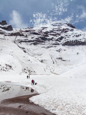 Chimborazo, Ekvador - 20 Nisan 2025: Ekvador And Dağları 'nda karlı ve güneşli Chimborazo volkanı. Condor Cocha Gölü deniz seviyesinden 5,100 metre yüksekte. Ekvador, Chimborazo ili.