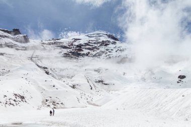 Chimborazo, Ekvador - 20 Nisan 2025: Ekvador And Dağları 'nda karlı ve güneşli Chimborazo volkanı. Condor Cocha Gölü civarında deniz seviyesinden 5,100 metre yükseklikte. Ekvador, Chimborazo ili.