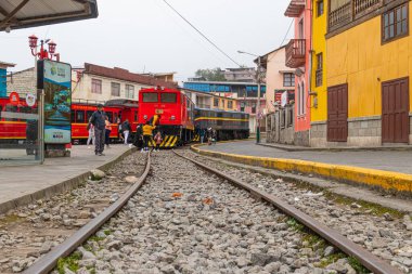 Alausi, Ekvador - 20 Nisan 2025 Andean Highlands Turist Demiryolu, Nariz del Diablo veya Şeytan Burnu. Lokomotif ve arabalar Alausi 'deki tren istasyonunda park halinde.