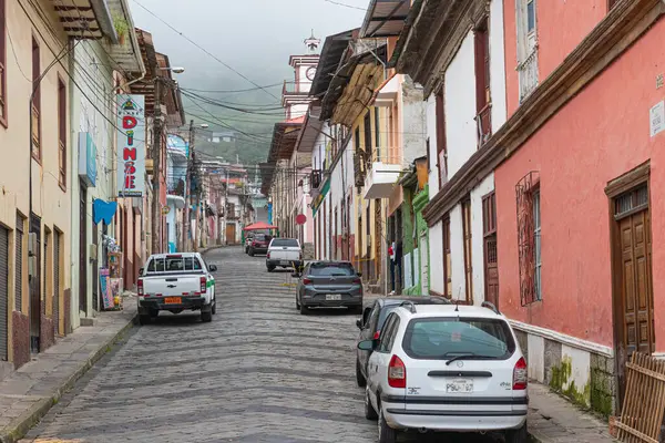 Alausi, Ekvador - 20 Nisan 2025: Alausi, Chimborazo ilinin tarihi merkezi. Nariz del Diablo 'ya ya da Şeytan Burnu' na yapılan dağlık tren yolculuğuyla ünlü küçük And kasabası.