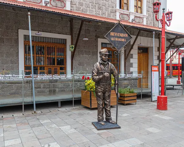 Alausi, Ekvador - 20 Nisan 2025: Andean Highlands Turist Demiryolu Nariz del Diablo veya Şeytan Burnu. Alausi şehrindeki tren istasyonu. İspanyolca ve Keçuaca 'da heykel ve 