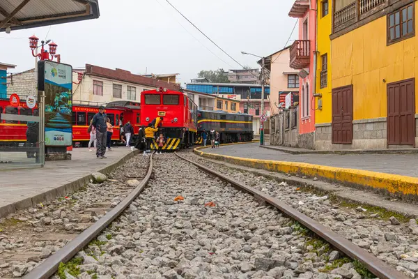 Alausi, Ekvador - 20 Nisan 2025 Andean Highlands Turist Demiryolu, Nariz del Diablo veya Şeytan Burnu. Lokomotif ve arabalar Alausi 'deki tren istasyonunda park halinde.