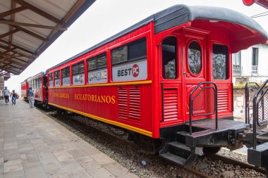 Alausi, Ekvador - 20 Nisan 2025: Andean Highlands Turist Demiryolu Nariz del Diablo veya Şeytan Burnu. Alausi tren istasyonundaki vagonlar.