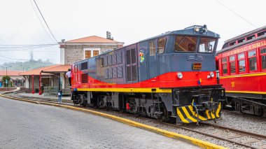 Alausi, Ekvador - 20 Nisan 2025: Nariz del Diablo veya Şeytan Burnu 'na gitmek üzere And Dağları Turizm Demiryolu. Lokomotif Alausi kasabasındaki tren istasyonunda park halinde. Chimborazo Bölgesi