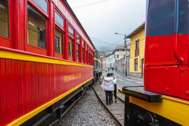 Alausi, Ekvador - 20 Nisan 2025: The Andean Highlands Turist Demiryolu Nariz del Diablo veya Şeytan Burnu. Lokomotif ve arabalar Alausi 'deki tren istasyonunda park halinde.