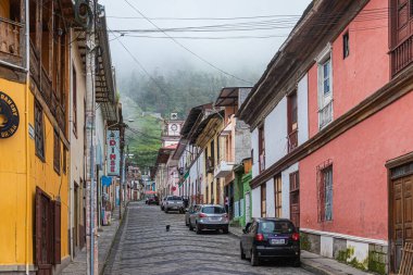 Alausi, Ekvador - 20 Nisan 2025: Alausi, Chimborazo ilinin tarihi merkezi. Nariz del Diablo 'ya ya da Şeytan Burnu' na yapılan dağlık tren yolculuğuyla ünlü küçük And kasabası.