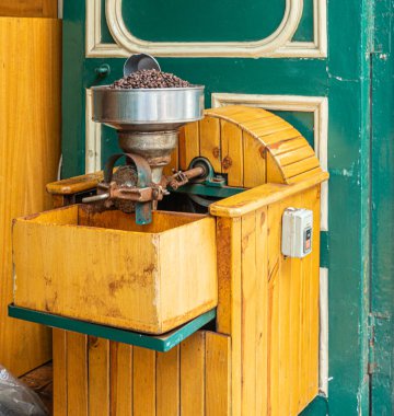 Ekvador Cuenca 'da bir kahve dükkanının yanında duran eski bir kahve öğütücüsü..