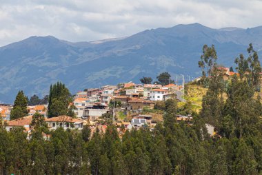 Cuenca şehrinin kuzey kırsal kesiminin panoramik manzarası, Ekvador And Dağları 'nın tepelerinde yer almaktadır.