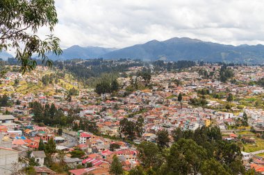 Cuenca, Ekvador - 4 Ağustos 2024: Ekvador And Dağları 'nın tepelerinde yer alan Cuenca kentinin kuzey kırsal kesiminin panoramik manzarası