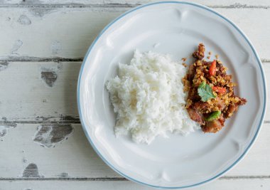 Masada sarımsaklı kızarmış domuz eti ve pilav. Sokak yemekleri, Top view.