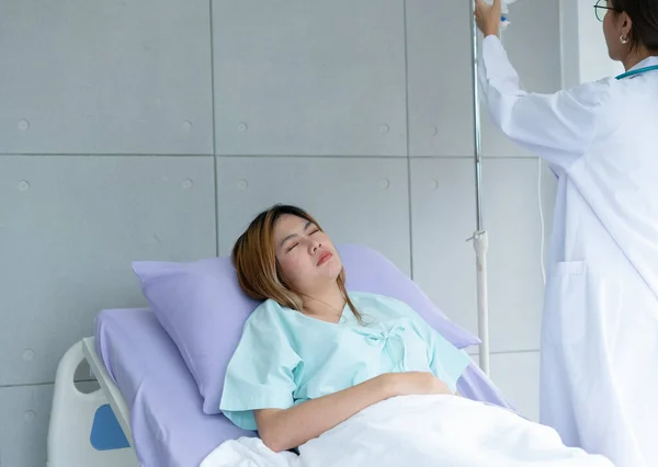 Kadın Hasta Yatağa Uzanıyor Doktordan Salin Alıyor — Stok fotoğraf
