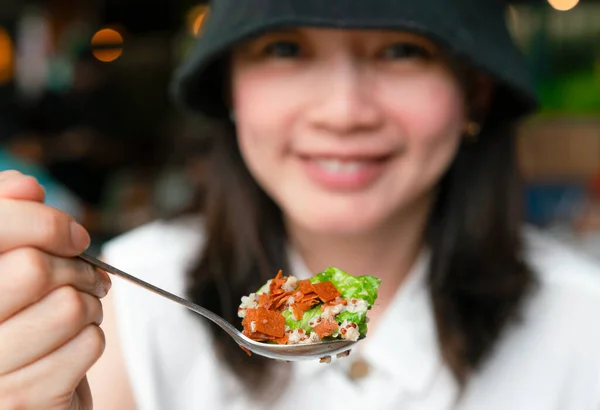 Ásia Mulher Comer Salada Para Dieta — Fotografia de Stock