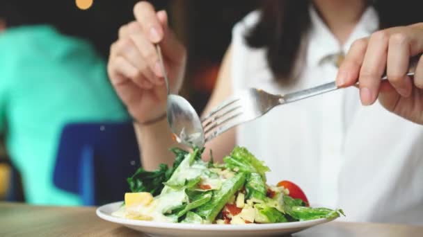 Mujer Come Ensalada Vegetariana Restaurante Alimentación Saludable — Vídeos de Stock