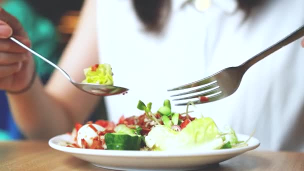 Mujer Come Ensalada Vegetariana Restaurante Alimentación Saludable — Vídeos de Stock