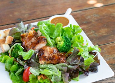 Sebzeli ızgara tavuk salatası