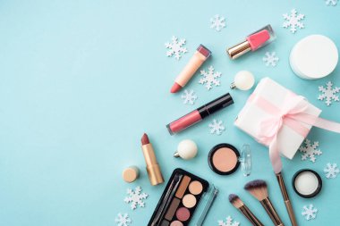 Şimdiki kutulu ürünler ve mavi arka planda noel süslemeleri. Kopyalama alanı olan en üst görüntü.