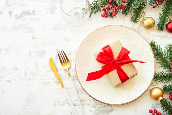 Χριστουγεννιάτικο Τραπέζι Πιάτο Παρόντες Χρυσά Μαχαιροπήρουνα Γυαλί Και Χριστουγεννιάτικες Διακοσμήσεις — Φωτογραφία Αρχείου