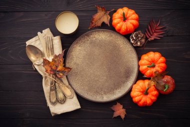 Sonbahar masa ayarları. Ahşap kaplama ve sonbahar süslemeleri. Şükran Günü yemeği. Kopyalama alanı olan en üst görüntü.