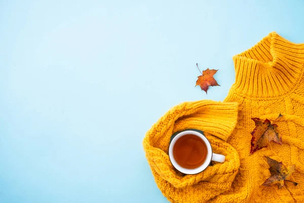 Podzimní Pozadí Modré Pletený Svetr Hrnek Horkého Čaje Podzimní Listí — Stock fotografie