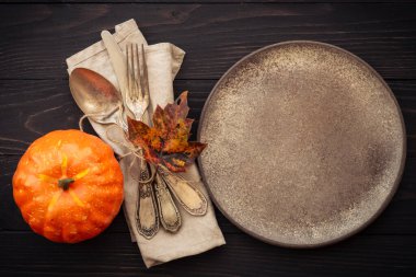 Sonbahar masa ayarları. Ahşap kaplama ve sonbahar süslemeleri. Kopyalama alanı olan düz resim.