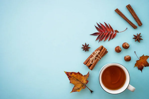 Podzim Ležel Pozadí Horký Čaj Podzimní Listy Koření Modré — Stock fotografie